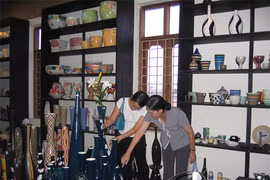 Les produits fabriqués dans les villages de métier de Hanoi seront prochainement en vente sur Internet. (CVN)