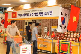 Le stand du Vietnam lors de la ''Semaine des produits vietnamiens. Photo: VNA