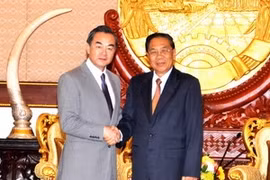 Le président Chummaly Saynhasone reçoit le ministre chinois des Affaires étrangères Wang Yi. Photo : Hoang Chuong/VNA