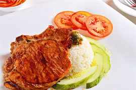 Vina One, une des enseignes connues avec ses plats à la «vietnamienne» comme pho (soupe de nouilles), com tâm (riz cassé). Photo : Internet