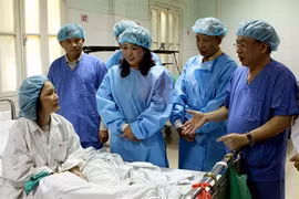 La ministre de la Santé, Nguyên Thi Kim Tiên, rend visite à l’un des patients ayant reçu l’un des organes d’un donneur en état de mort cérébrale, opérations réalisées à l’hôpital Viêt Duc (Hanoi) en juillet 2013. Photo : VNA