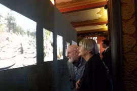 Les visiteurs regardent de photos anciennes sur Hanoi. (Photo: Bich Ha/VNA)