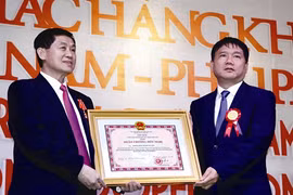 Johnathan Hanh Nguyên (gauche) reçoit l’Ordre d’amitié du président de la République, des mains du ministre du Transport et des Communications, Dinh La Thang. Photo : Hoàng Hai/VNA