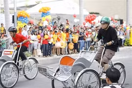 La course philanthropique de cyclo-pousse a pour but de collecter des fonds pour aider les enfants en situation difficile. 