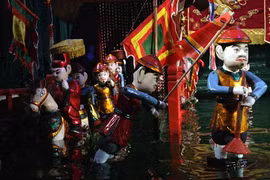 Les membres du club Hoa Trang Nguyên découvrent l’art des marionnettes sur l’eau. (Source : VNA)