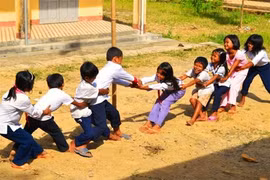 Les enfants jouent au tir à la corde. (Source: Internet)