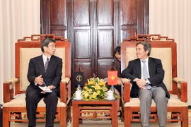 Le gouverneur de la Banque d'Etat du Vietnam Nguyen Van Binh (droite) et le président de la Banque asiatique pour le développement (ADB), Takehiko Nakao. (Source : VNA) 