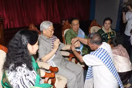 Le secrétaire général du PCV Nguyen Phu Trong, son épouse et le secrétaire général du PPRL, Choummaly Sayasone, et son épouse assistent aux fêtes de Bunpimay.