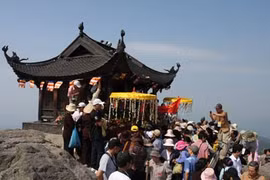 Des pèlerins vont au mont Yên Tu pour rendre hommage à Bouddha. (Source: VNA)