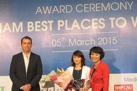 La remise du titre «Le meilleur lieu de travail du Vietnam» pour la représentante de la société Unilever (centre). (Source : VNA)