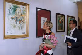 Les visiteurs à L'exposition "Le Général Vo Nguyen Giap - Les moments de la vie quotidienne". Source: VNA