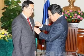 Le vice-PM et ministre des AE, Pham Binh Minh a décerné l'Ordre de l'amitié à l'ambassadeur thaïlandais Anuson Chinvanno. Photo : VNA