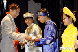 Le professeur Odon Vallet remet des bourses aux élèves vietnamiens. (Source: VNA)