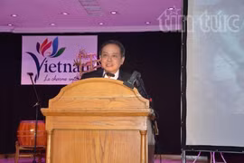L'ambassadeur du Vietnam en France, Nguyen Ngoc Son s'adresse lors du programme "Patrimoine culturel et développement touristique du Vietnam. Photo: Bich Ha/VNA