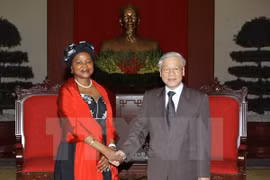 Le Secrétaire général du Parti communiste du Vietnam Nguyen Phu Trong et la présidente de l’AN sud-africaine. (Source: VNA)