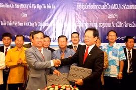 La cérémonie de signature du mémorandum de coopération dans la construction d'un complexe balnéaire de luxe sur l'île de Tuan Chau - Ha Long (Photo: Hoang Chuong/Vietnam+)