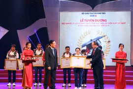 Le président du Comité central (CC) du FPV, Nguyen Thien Nhan remet des satisfecits aux élèves. (Source: VNA)