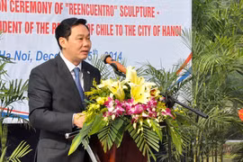 Le Hong Son, vice-président du Comité populaire de Hanoi, s'adresse lors de la cérémonie d'inauguration de la statue dénommée «Regroupement». Photo: VNA