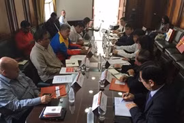 La délégation de la Commission de propagande et de l'éducation du CC du PCV partage des expériences avec la partie vénézuélienne. Photo: VNA