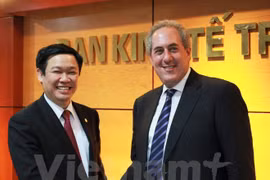 Le président de la Commission économique du CC du PCV, Vuong Dinh Hue (gauche) et le représentant américain au Commerce, Michael Froman, se serrent la main à Hanoi. (Photo: Hương Thủy/Vietnam+)