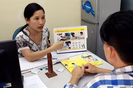 Conseils donnés à un porteur du VIH/sida à Hanoi. Photo : VNA