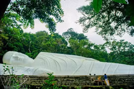 La statue de Bouddha couché la plus grande d'Asie du Sud-Est sur la montagne de Tà Cu (Source: vietnam.vnanet.vn)