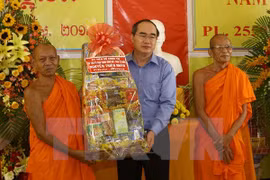 Le président Nguyen Thien Nhan offre des cadeaux à des bonzes patriotes, dans des pagodes et des foyers khmers de la ville de Can Tho. Source: VNA