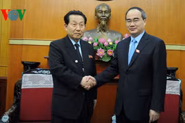 Le président du Comité central du Front de la Patrie du Vietnam Nguyen Thien Nhan (droite) et le président du Front démocratique pour la réunification de la Corée, Choe Jin-su. (Source : VNA)
