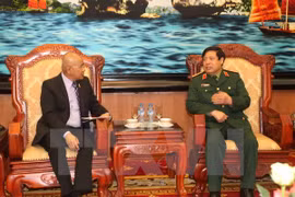 Le ministre de la Défense Phung Quang Thanh (droite) a reçu le 13 avril à Hanoi le sous-scrétaire à la défense philippin Honorio S. Azcueta. (Source : VNA) 