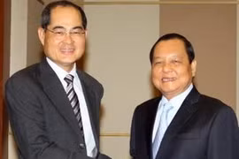 Le secrétaire du Comité du Parti de Hô Chi Minh-Ville, Lê Thanh Hai et le ministre singapourien de l'Industrie et du Commerce, Lim Hng Kiang (Photo: Thanh Vu/VNA)