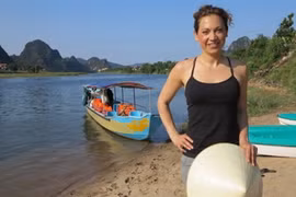 L’animatrice d’ABC, Ginger Renee Colonomos, au bord de la rivière Son (province centrale de Quang Binh). 