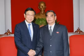 M. Le Hong Anh et le président du groupe sud-coréen Kumho Asiana, M. Park Sam Koo, en visite au Vietnam. Source: VNA