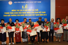 Cérémonie de remise du titre d’«Artisan du Peuple» de 2014, le 27 décembre à Hanoi. Photo : VNA