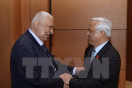 Le vice-président de l'Assemblée nationale vietnamienne Uong Chu Luu (droite) reçoit le 31 mars le vice-président du Conseil national palestinien Taysir Quba's. (Source : VNA)