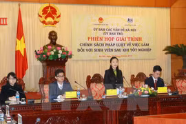 La réunion sur "La politique, la loi sur l’emploi des étudiants après l'obtention du diplôme", le 11 janvier à Hanoi. (Source : CPV/VNA)