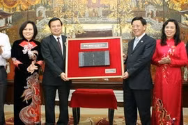 Remise du "Moc Ban Chiêu doi dô" à Hanoi 