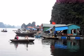 Le village de pêcheurs flottant de Cua Van dans la baie de Ha Long.
