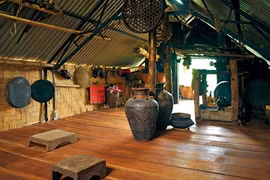 À l'intérieure de la maison longue des Êdê. Photo : Dantocviet/VNA