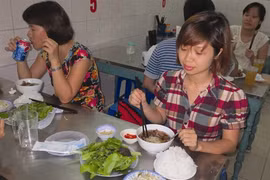Le bun cha est un des plats préférés à Hanoi, surtout pour le repas du midi. (Source: VNA) 