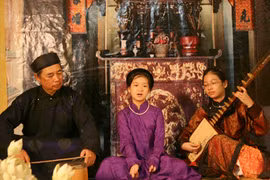 Un spectacle de "ca trù" à la maison commune de Kim Ngân, dans la rue Hàng Bac, à Hanoi. Source: VNA 