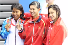Le 11 juin, la nageuse vietnamienne Nguyen Thi Anh Vien (centre) a décroché sa 8e médaille d'or aux 28es SEA Games. (Source : VNA)