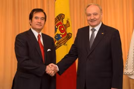 Le président moldave Nicolae Timofti avec le nouvel ambassadeur du Vietnam en République de Moldavie, Nguyen Minh Tri. Photo : Vietnamplus