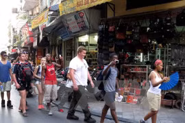 Les touristes étrangers visitent le vieux quartier de Hanoi. Photo: VNA