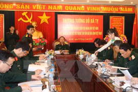 Le chef d’état-major général de l’Armée populaire du Vietnam, Dô Ba Ty travaille avec les cadres du Centre de maintien de la paix du Vietnam. 