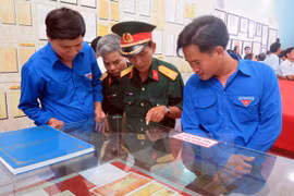 Les visiteurs à l'exposition ''Hoàng Sa et Truong Sa du Vietnam'' à Quang Nam. 