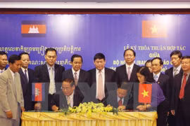 La signature de l'accord de coopération en matière d'affaires religieuses pour la période 2015-2020 entre le Vietnam et le Cambodge. (Source : VNA)