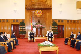 Le vice-PM Nguyen Xuan Phuc et le directeur général de KPL Sounthone Khanthavong. (Source: VNA)