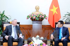 le premier vice-ministre russe des Affaires étrangères (AE), V.Titov, lors d'une rencontre mardi à Hanoi avec le vice-Premier ministre et ministre vietnamien des AE Pham Binh Minh. Source: VNA
