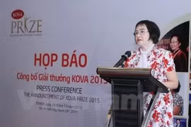 Le Dr. Nguyen Thi Hoe, présidente du Groupe de peinture Kova, directrice du fonds du prix Kova.