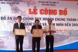Le comité populaire de Thua Thien-Hue remet des satisfecit à la Sarl d'ingénierie Dohwa et l'Institut de recherche urbaine Han-A. (Source : VNA)